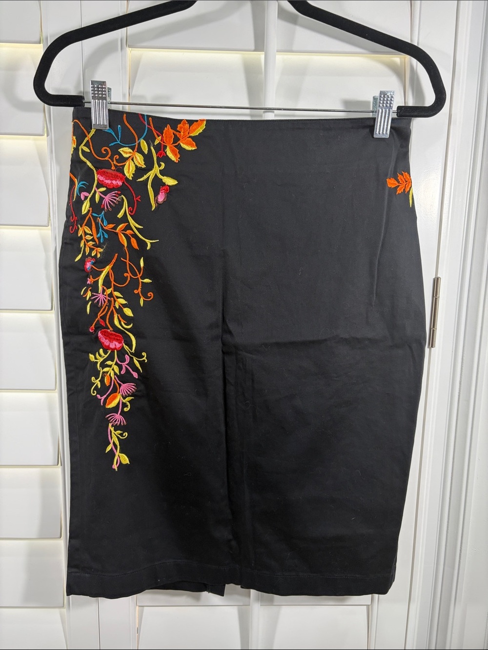 Vibrant Floral Embroidered Cotton Pencil Skirt (6) - Picture 2 of 8